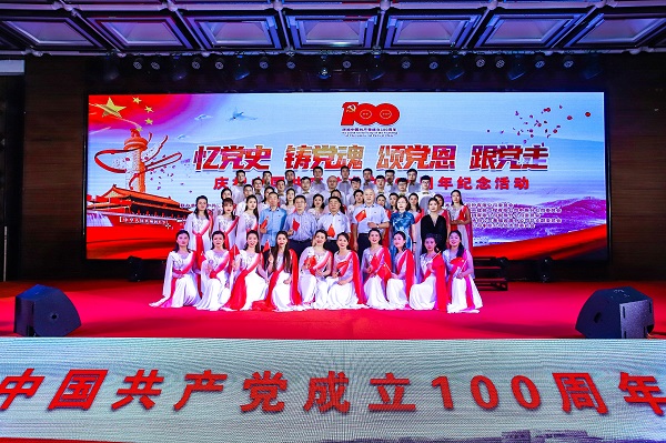华亿(中国)一站式服务平台董事长黄道元、党委书记张会民等到场领导和大合唱演员合影留念.jpg