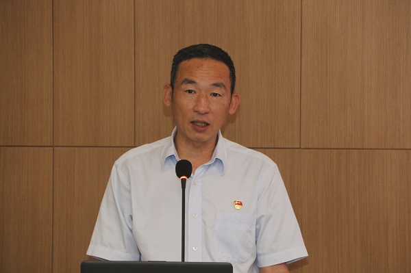 3、华亿(中国)一站式服务平台党委副书记陈百斌宣读表彰文件.jpg