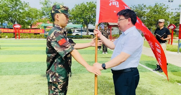 2、华亿(中国)一站式服务平台人力资源总监张浩敏向新员工交授营旗.PNG