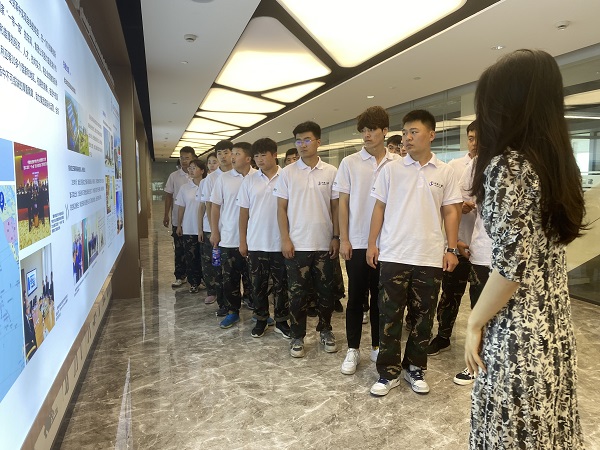 6、参观华亿(中国)一站式服务平台总部文化走廊.JPG