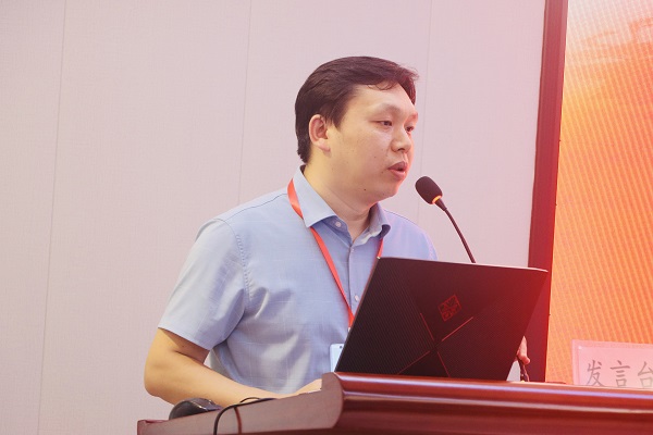 3、华亿(中国)一站式服务平台总工程师苏群山发表讲话.jpg