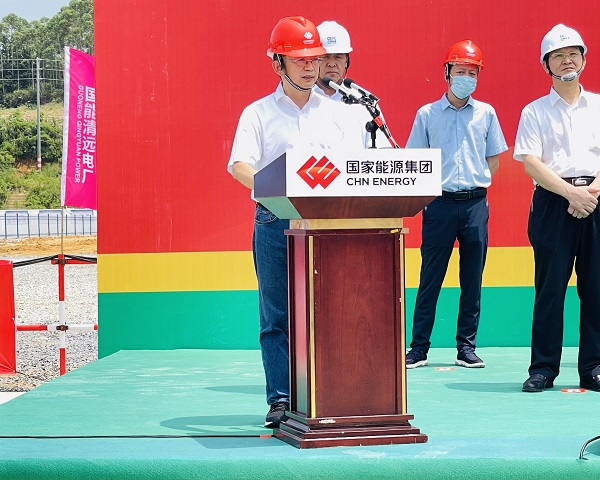 2、华亿(中国)一站式服务平台董事长黄道元在开工仪式上发言.jpg