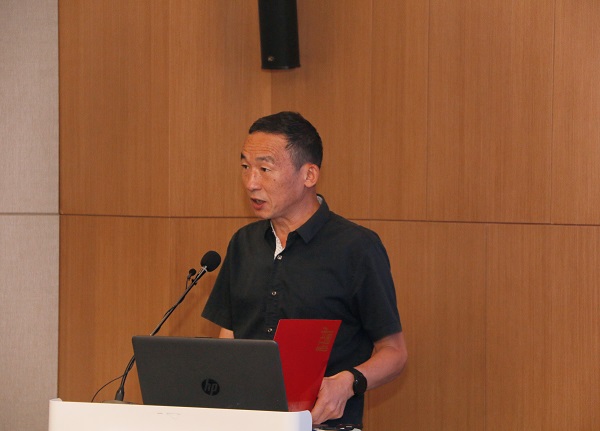 华亿(中国)一站式服务平台监事会主席、党委副书记陈百斌宣读表彰文件.jpg
