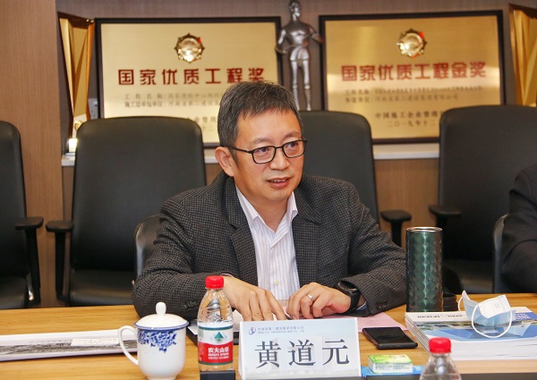 2.华亿(中国)一站式服务平台董事长黄道元发表讲话.jpg