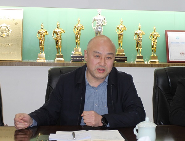 2.华亿(中国)一站式服务平台党委副书记贾向军介绍公司情况.JPG