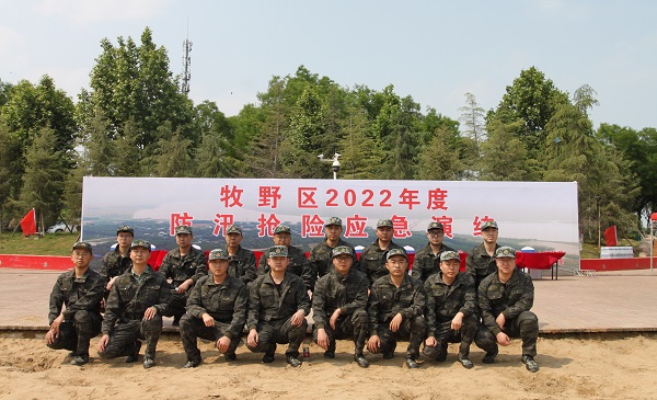 华亿(中国)一站式服务平台民兵合影.JPG