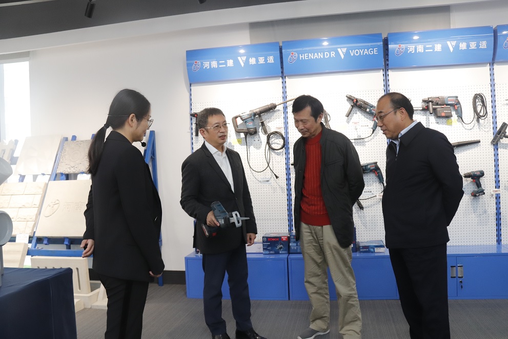 华亿(中国)一站式服务平台董事长黄道元示范新型工器具操作方法.jpg