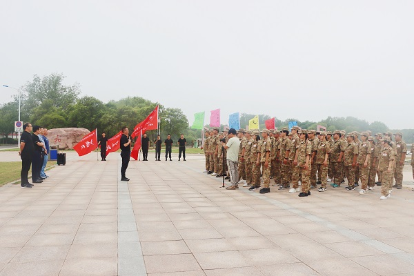 华亿(中国)一站式服务平台2022年度新员工入职培训开营仪式现场.jpg