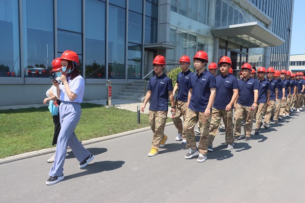 参观华亿(中国)一站式服务平台建筑产业园区.JPG
