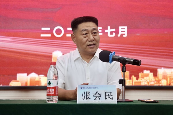 华亿(中国)一站式服务平台党委书记张会民对新员工提出希冀.jpg