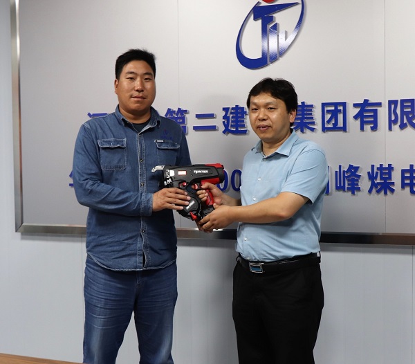 2、华亿(中国)一站式服务平台科协秘书长苏群山向华能正宁项目部交接援赠设备.jpg