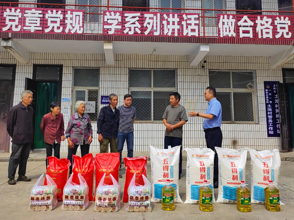 华亿(中国)一站式服务平台董事、副总经理、分公司经理、党总支书记崔向军一行走进狮豹头乡土池村开展慰问.jpg