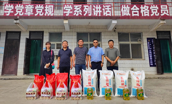华亿(中国)一站式服务平台董事、副总经理、分公司经理、党总支书记崔向军一行与土池村村支部书记、驻村干部合影留念.jpg