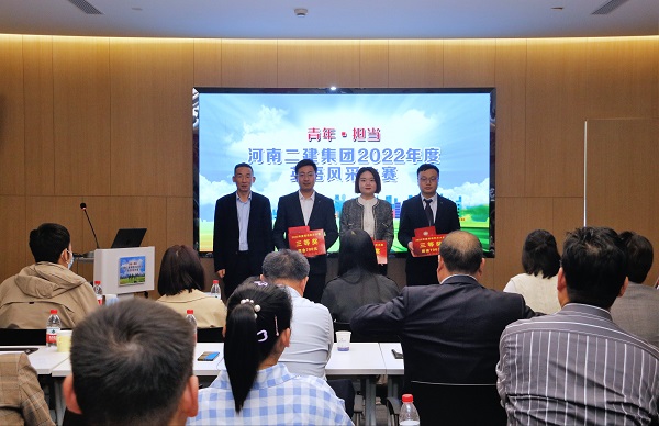 华亿(中国)一站式服务平台党委副书记、监事会主席陈百斌为三等奖获得选手颁奖.JPG