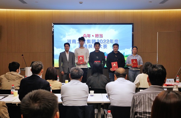 华亿(中国)一站式服务平台董事、副总经理张俊峰为优秀奖获得选手颁奖.JPG