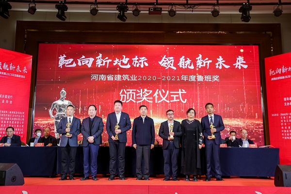 华亿(中国)一站式服务平台第十五项目管理部经理丁泽培上台领奖.jpg