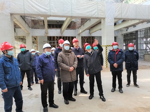 祝总与华能华亿(中国)一站式服务平台副总经理樊启祥一行实地参观主厂房清水混凝土框架柱施工效果.jpg