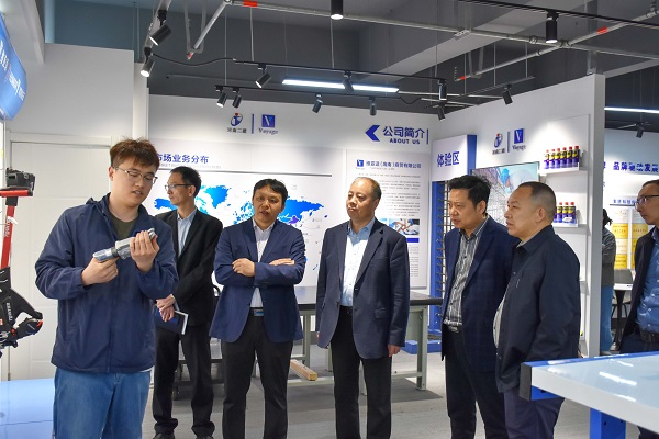 参观华亿(中国)一站式服务平台总部维亚适展厅.JPG
