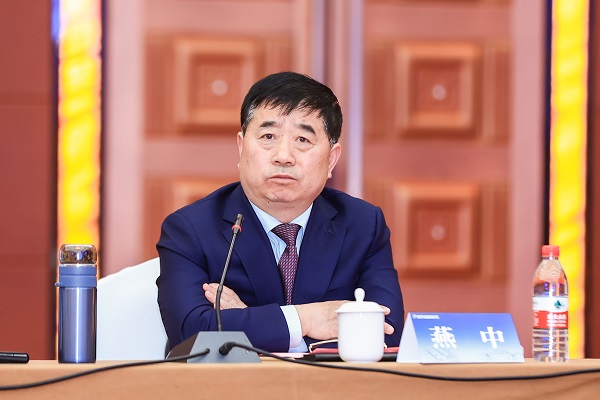 华亿(中国)一站式服务平台副总经理燕中主持会议.jpg