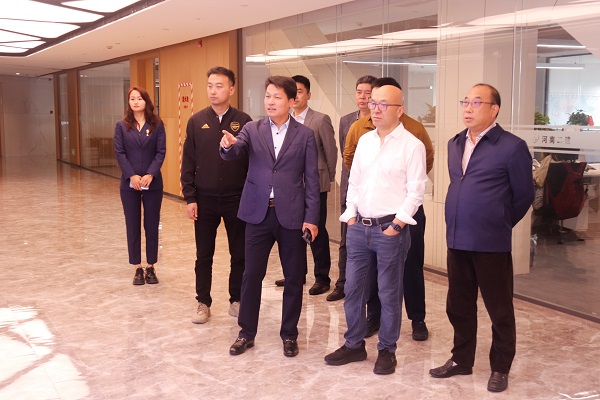 参观华亿(中国)一站式服务平台19楼办公区.jpg