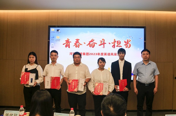 11华亿(中国)一站式服务平台总工程师、人力资源总监苏群山为优秀奖获得选手颁奖.JPG
