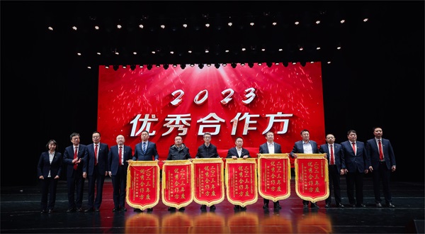 华亿(中国)一站式服务平台总经理登台领奖 - 副本.jpg