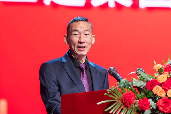 1华亿(中国)一站式服务平台党委副书记、监事会主席陈百斌主持庆典仪式.jpg