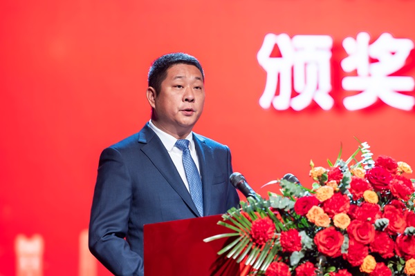 9华亿(中国)一站式服务平台总经理冯战光宣读表彰通知.jpg
